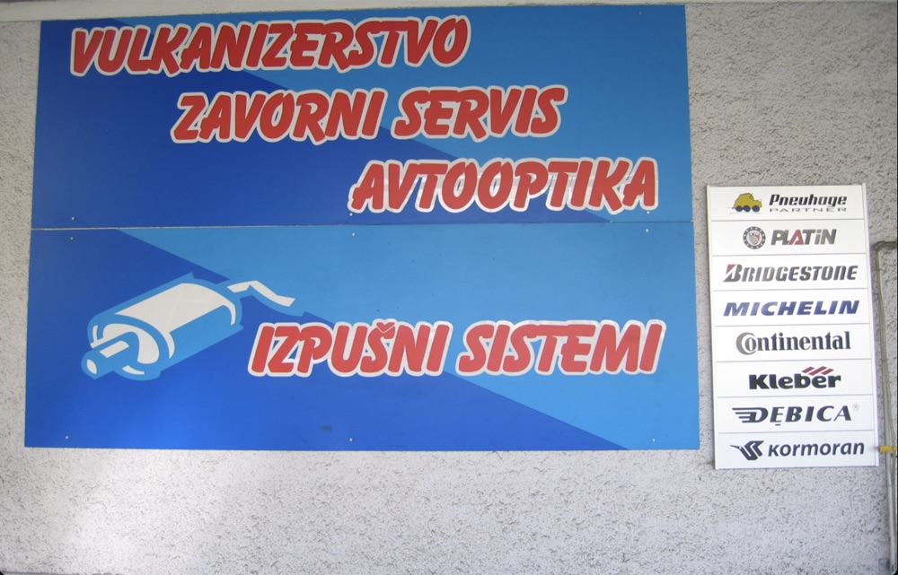 Zunanja tabla Avtoservisa Jeršinovič s storitvami in gumami